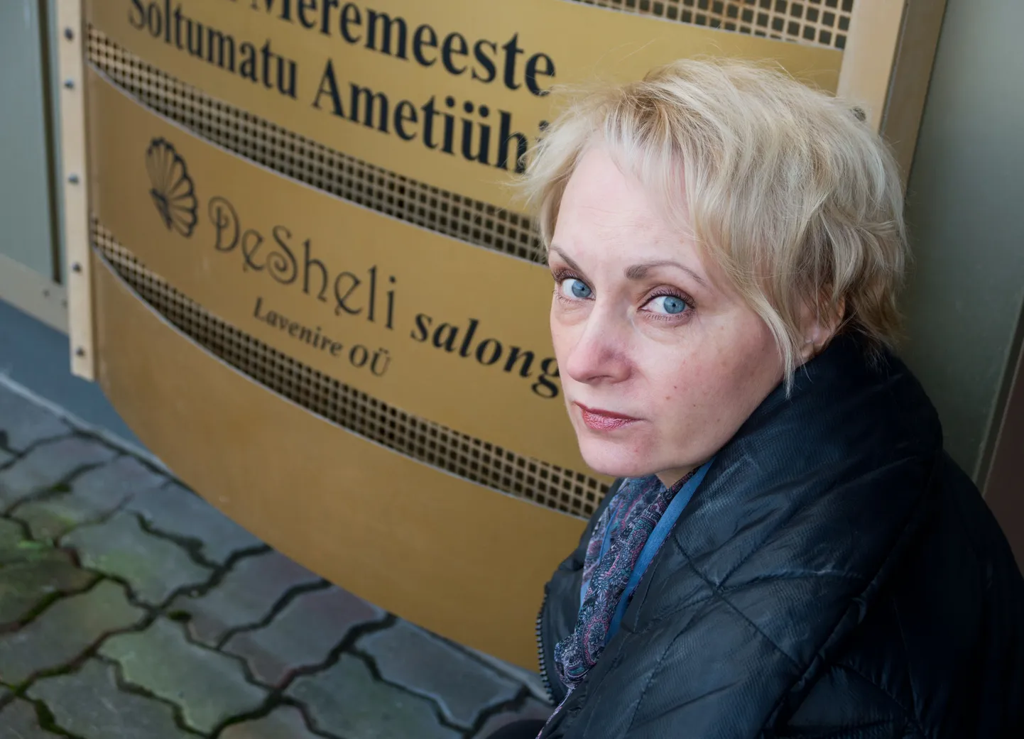 Процедура от салона Desheli вызвала у Татьяны Гребенниковой сильнейшую аллергию. Однако этот факт решено было скрыть и сообщать подругам клиентки, что та осталась очень довольна и советует им посетить этот «храм красоты».