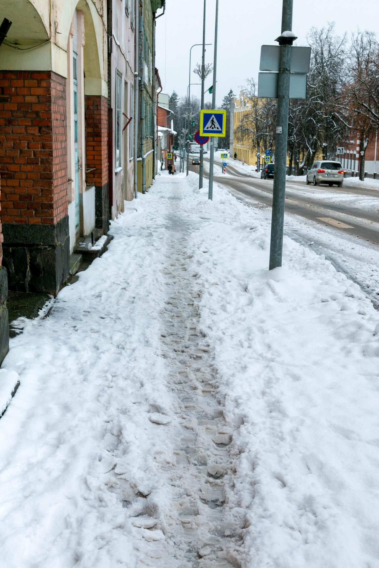 Korterite liit pahandab kohalike omavalitsustega, kelle tellitud sahk kõnniteedele lumekuhjad tekitab.