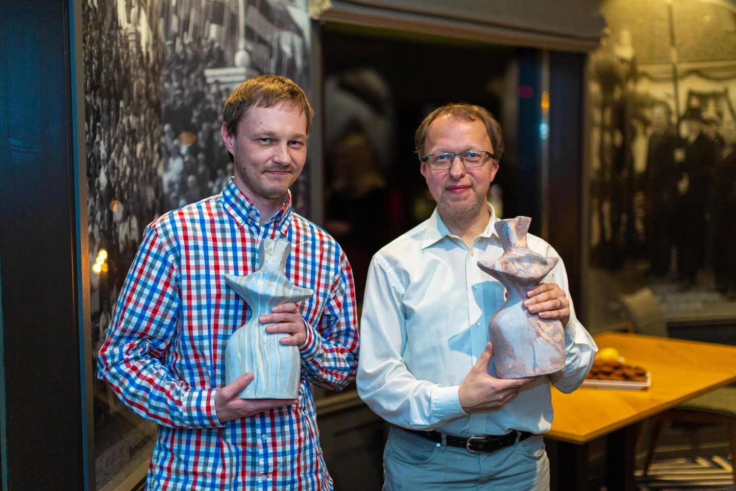 Küljendaja Ivari Lipp (vasakul) ja tegevtoimetaja Jaan Rapp.