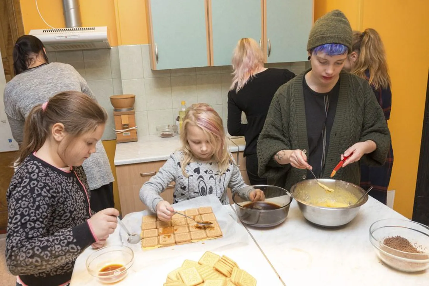 Samal ajal kui Valentina Graziuso (paremal) koos väikeste abiliste Angelina Tiru ja Lisandra Steineriga määris kohviga immutatud küpsiste vahele munakollase-võikreemi, oli teine seltskond ametis ülejäänud munavalgest besee valmistamisega.