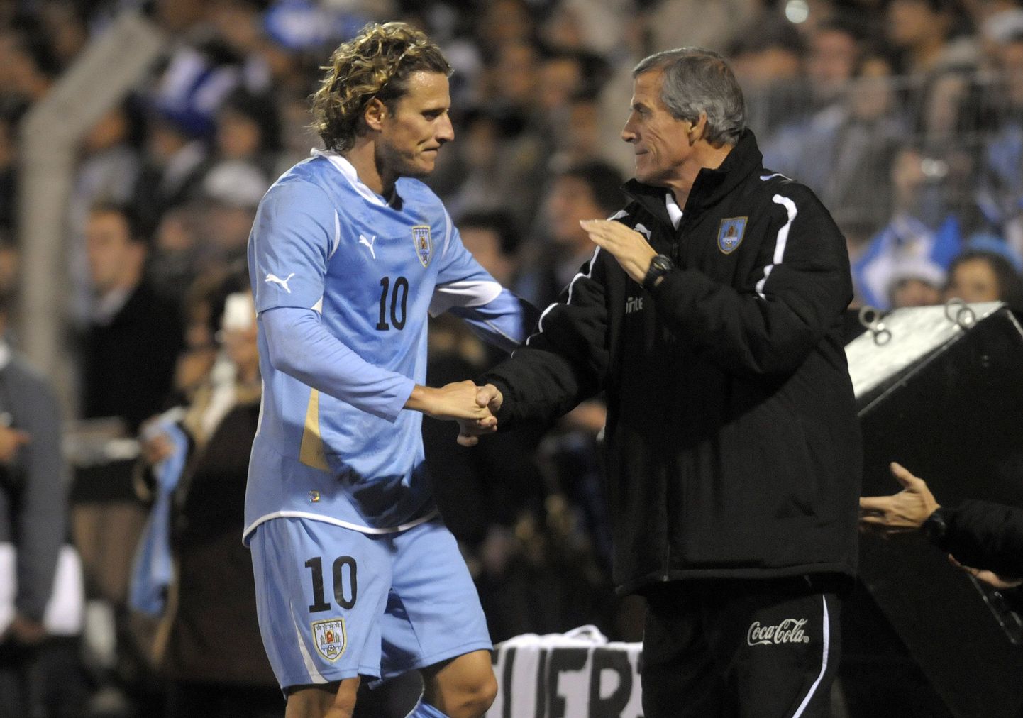 Diego Forlan (vasakul) Uruguay koondise särgis.