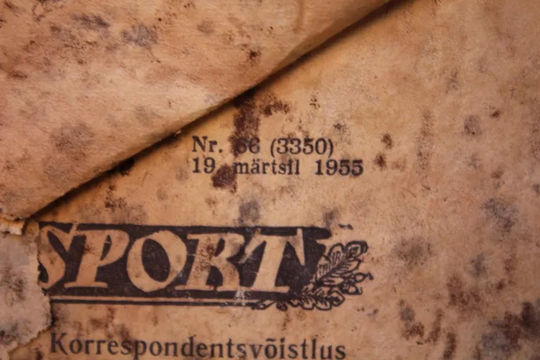 Varasemate remontide käigus on ruumide tapeetimisel kasutatud ajalehti.