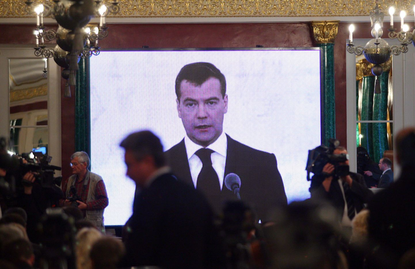 Vene president Dmitri Medvedev suurel ekraanil olukorrast riigis kõnet pidamas.