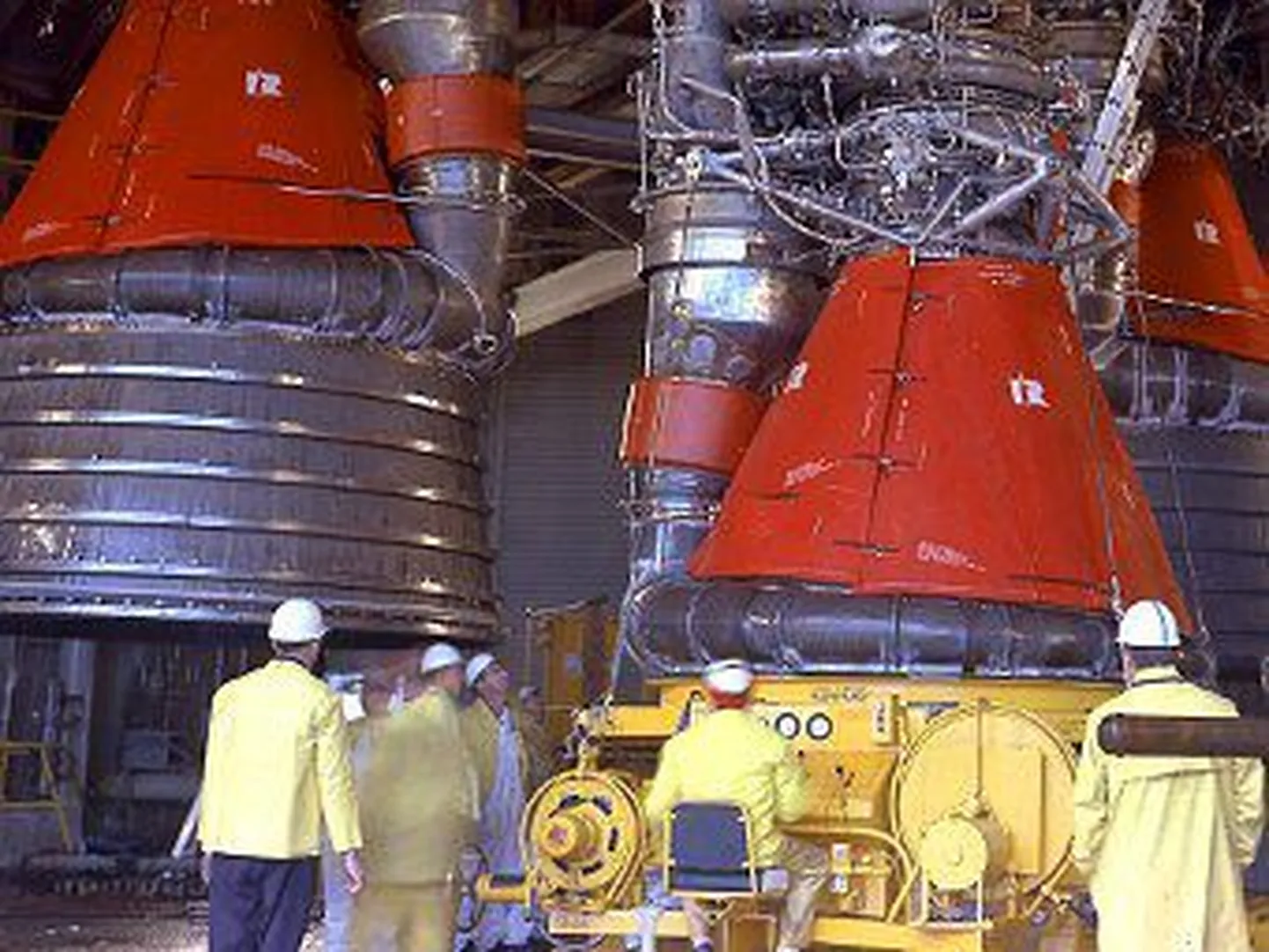 Двигатели F-1 во время установки в 1965 году