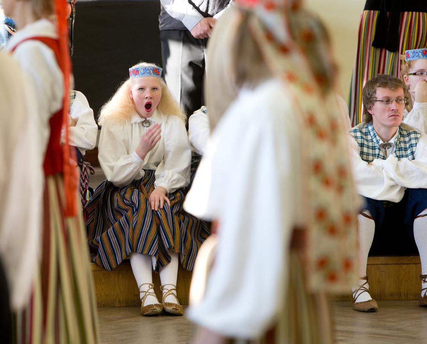 Laupäeval tegid tantsijad suviseks peoks proove Tallinnas Salme kultuurikeskuses. Päev venis pikale, tööd oli palju, lõpuks tükkis uni peale.
