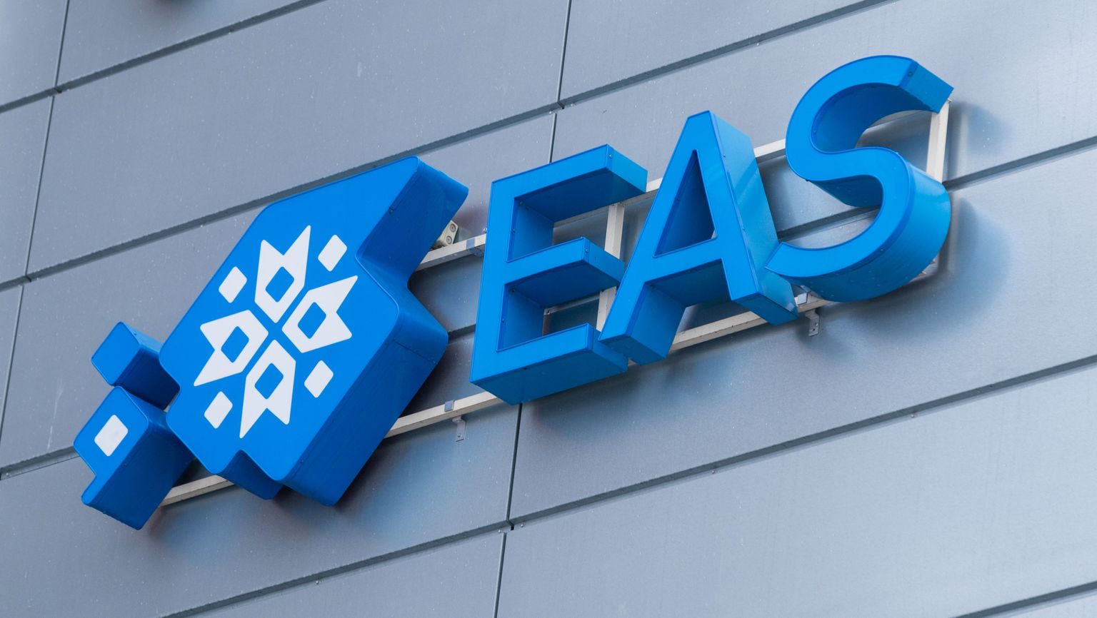 Logo EASi hoone seinal.