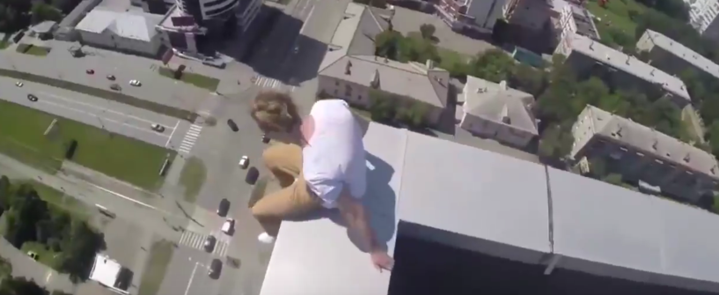 Vene hulljulge ripub pilvelõhkuja katuselt alla hoides kinni vaid oma sõbra käest