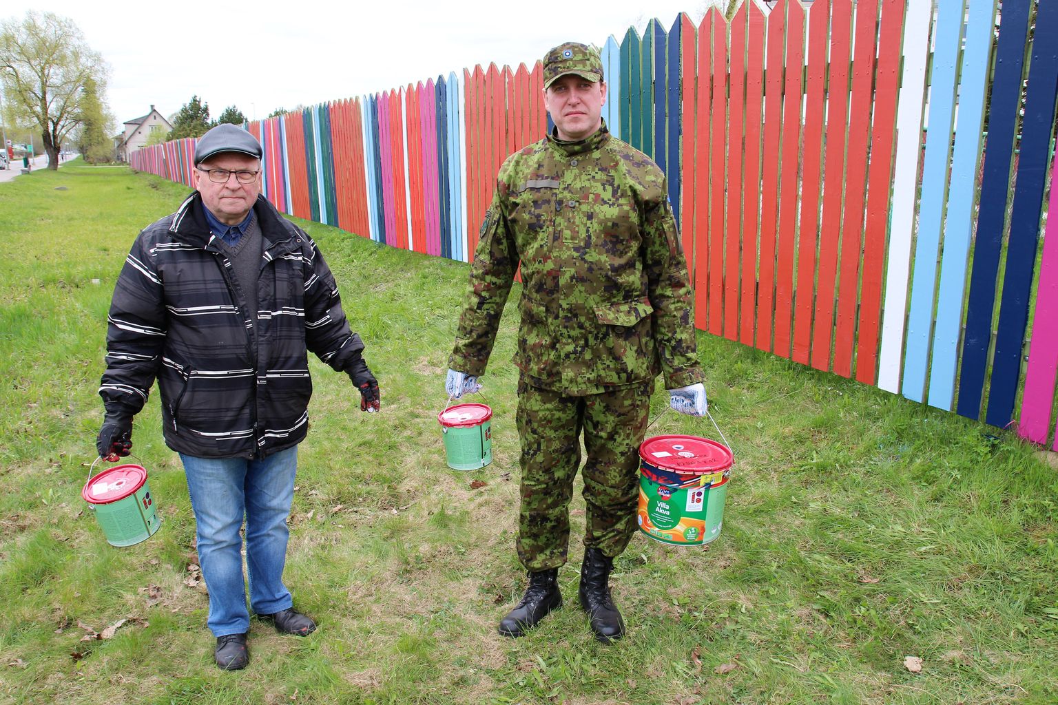 Võru linna talgulised, majandusspetsialist Egon Taal (vasakul) ja linnapea Anti Allas värskelt värvitud aia ees.
