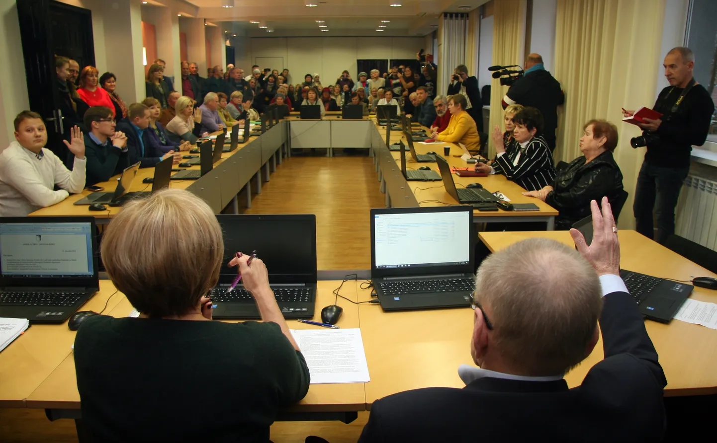 Kohtla-Järve volikogu eelmistes koosseisudes, kus domineeris ülekaalukukalt Keskerakond, oli hääletused enamasti ühepoolsed. Uues volikogus on suur kaal iga saadiku häälel.