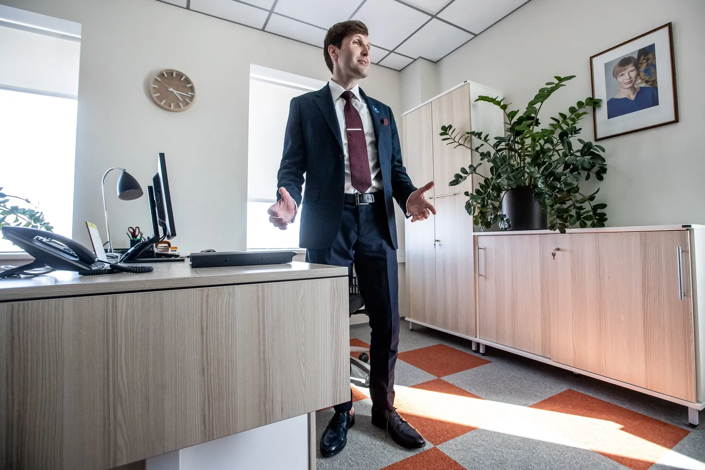 Rahandusminister Martin Helme tutvumas oma kabinetiga.
