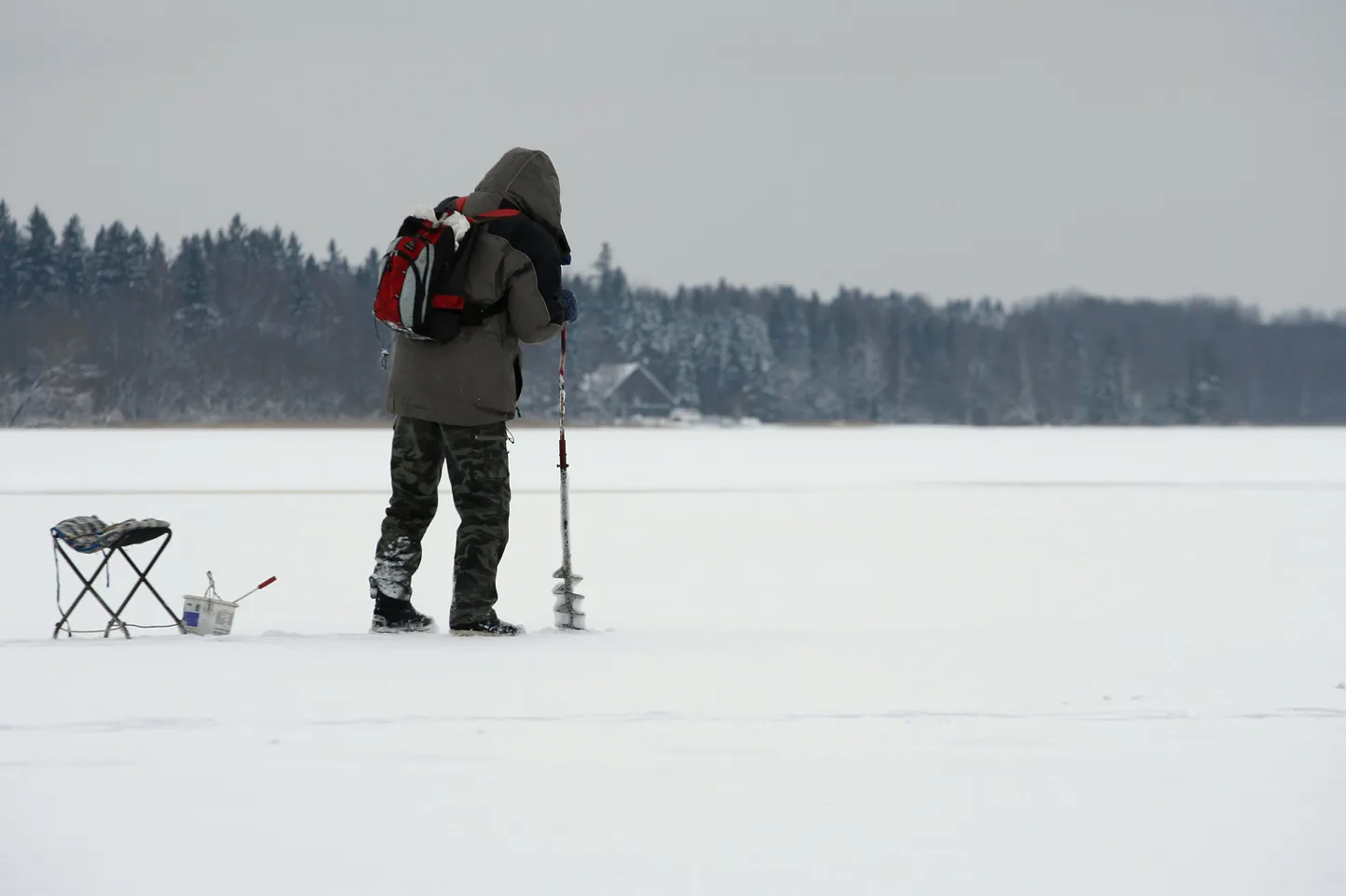 Kalamees järvejääl. Pilt on illustratiivne.