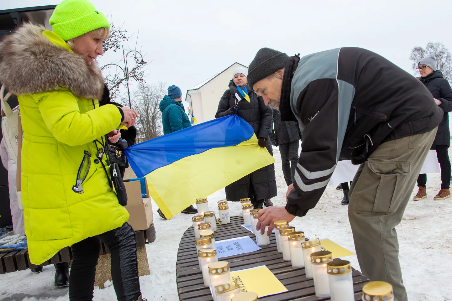 На митинге зажгли свечи в память об украинцах, погибших на войне.
