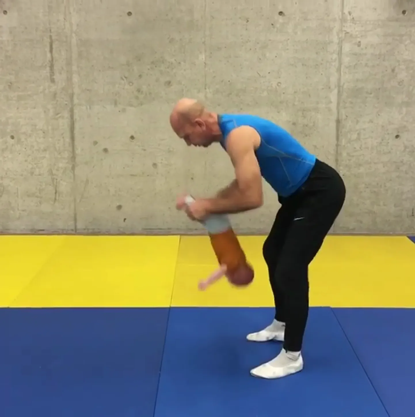 Vello Vaher teeb 49-päevase lapselapsega juba trikke.