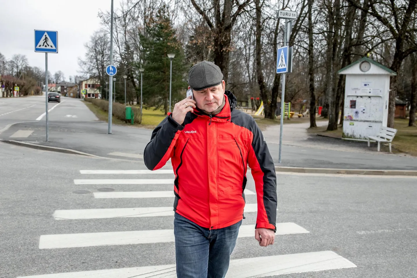 Saarde vallavanem Eiko Tammist ütleb, et trükise eesmärk on hoida vallaelanikel eriolukorra juhised ja tähtsad telefoninumbrid silma ees ka siis, kui pole internetti.