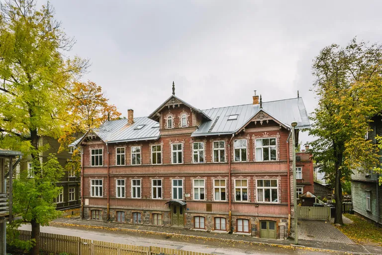 Puitpitsilise elumaja fassaad Kastani tänaval.