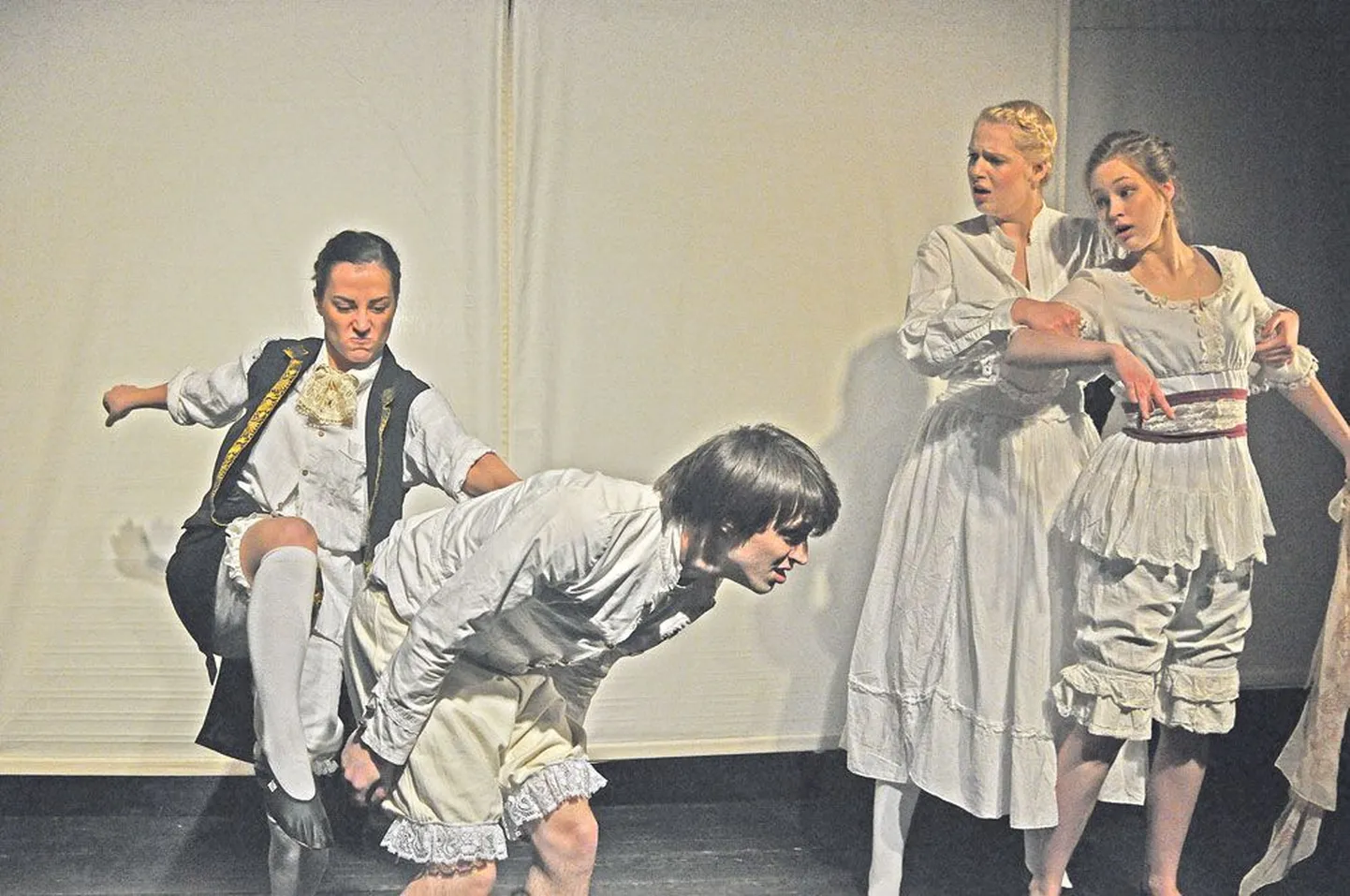 Mari Anton (vasakult), Candide´i osas Kauri Kaljuste, Kristin Uusna ja Merilin Jürjo on stseenis, kus Candide´i ootab pärast jalahoopi ees lai maailm.