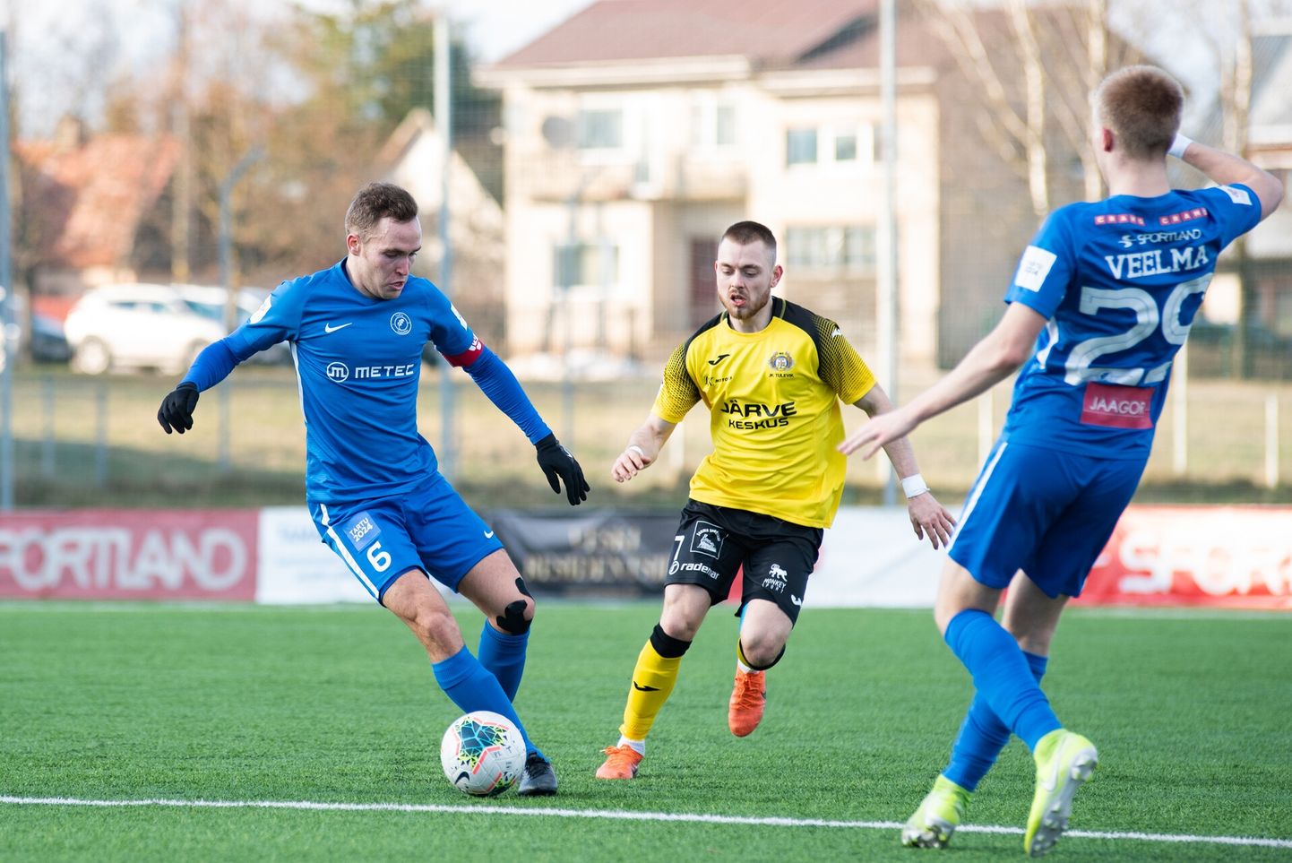 Viljandi Tuleviku jalgpallur Sander Kapper (kollases) Eesti jalgpalli Premium liigas.