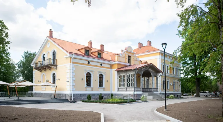 «See on päris muinasjutuloss, hästi maitsekas töö,» kiitis muinsuskaitse Viljandimaa nõunik Anne Kivi juulis avatud butiikhotelli pärast avamist.