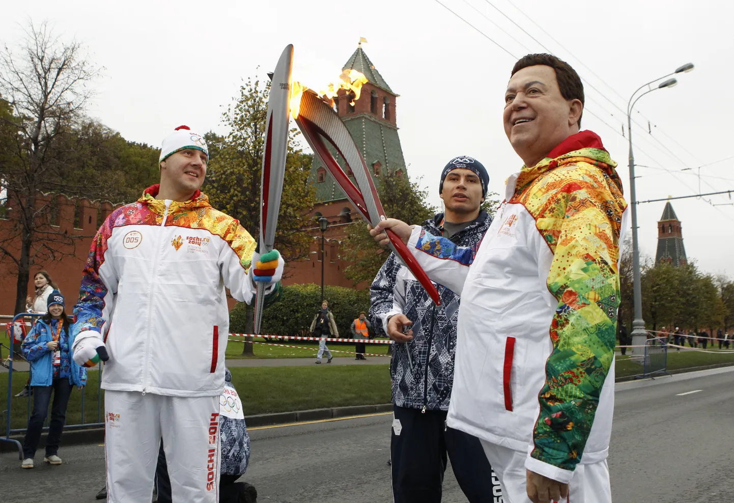 Эстафета олимпийского огня в Москве (8 октября). Справа - известный певец и депутат ГД РФ Иосиф Кобзон.