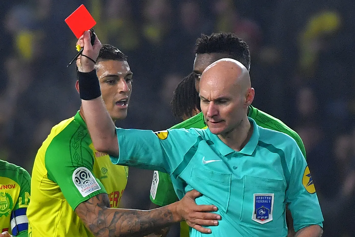 Jalgpallikohtunik Tony Chapron näitas oma käitumisega lõppkokkuvõttes punast kaarti iseendale.