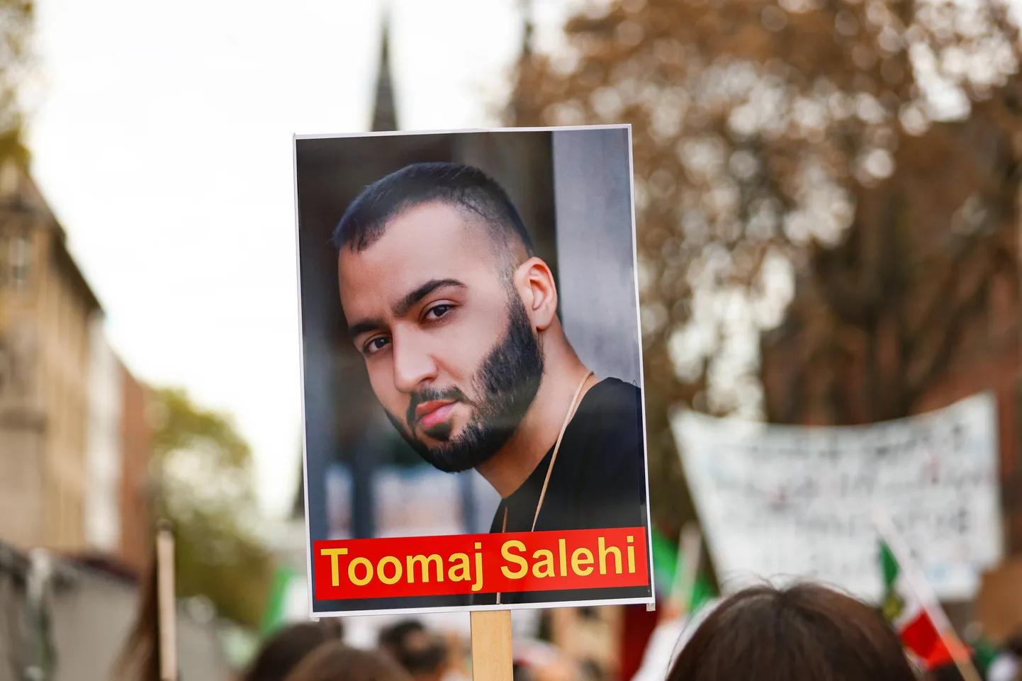 Plakat räppar Toomaj Salehi näoga demonstratsioonil Kölnis 5. novembril 2022. aastal.