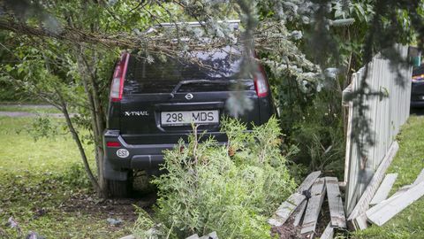 Фото, видео: автомобиль снес забор, въехал во двор частного дома и врезался в дерево