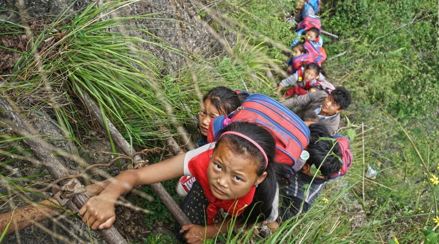Hiina laste koolitee kulgeb kaljul ronides