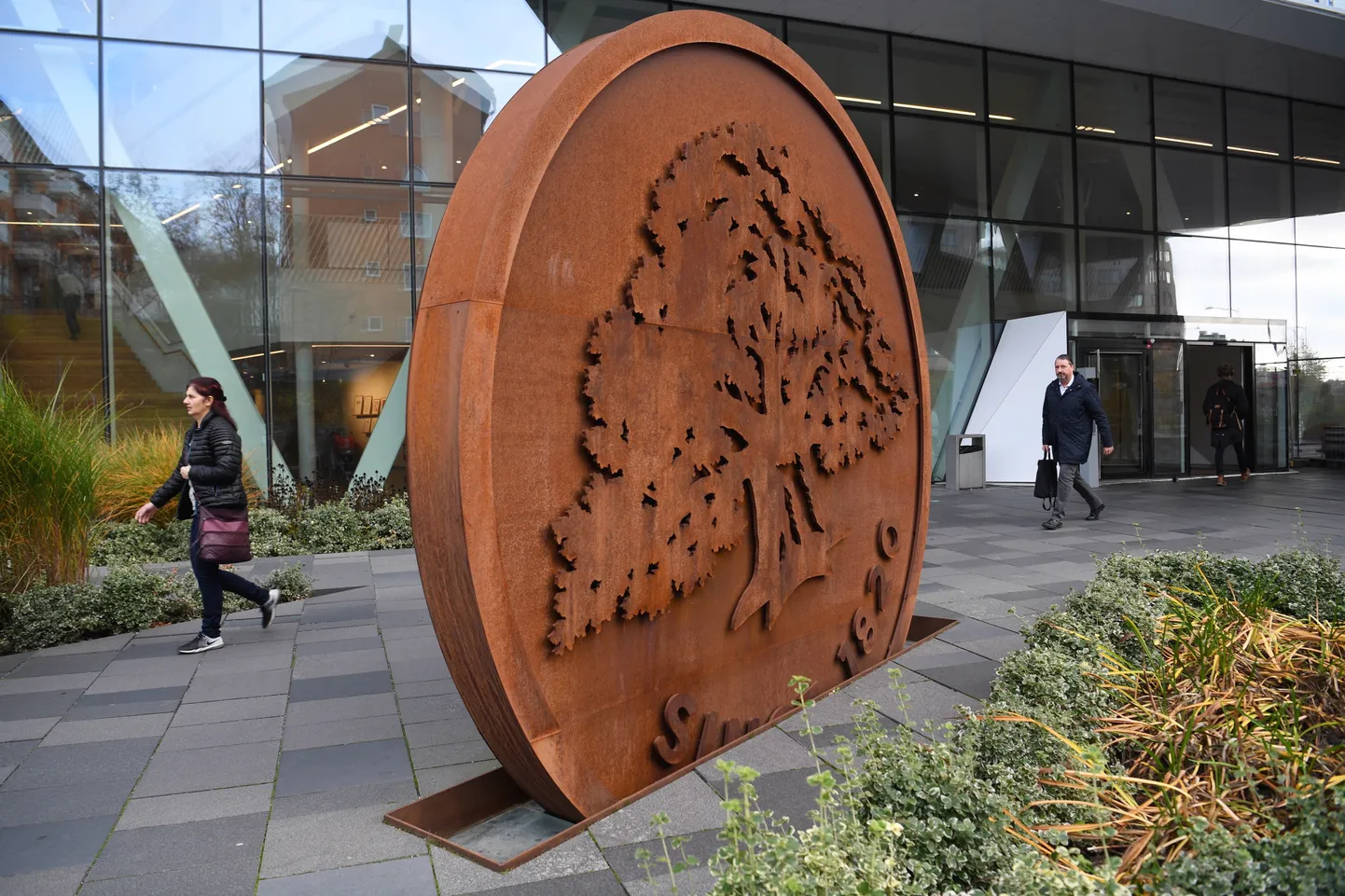 Swedbanki logo nende Rootsi peakorteri ees 23. oktoobril 2019. Läänemere taga Eestimaal uuritakse parasjagu, kas Stockholmis baseeruv finantsinstitutsioon on osalenud rahapesus ja tegelenud ka teiste kriminaalsete asjadega.
