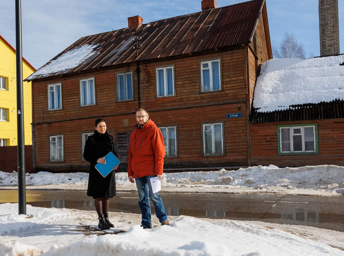 Võru kesklinna hoonete remondi pilootprojekti meeskonda kuuluvad linnamajanduse osakonna juhataja Tauno Asi ja peaarhitekt Diana Vene. Nende selja taha jääv tühi maja aadressil Liiva 19 saab lähiaastatel loodetavasti uue hingamise.