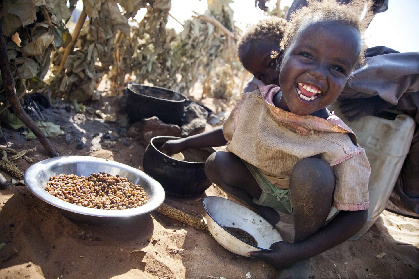Darfuri väike põgenik sööb ÜRO ja Aafrika misiooni Sudaanis (AMIS) kaudu saadud toitu.