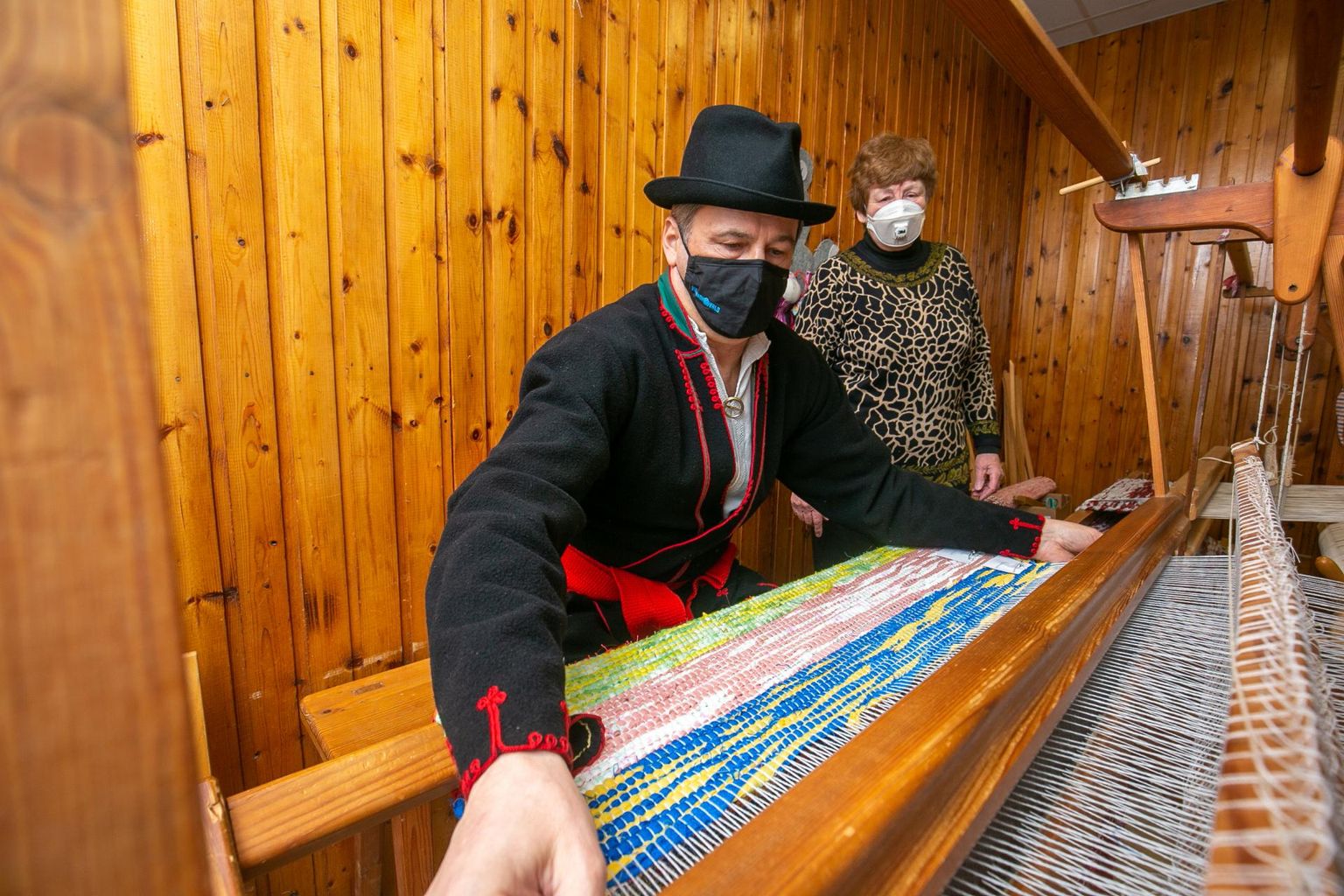 Juhendaja Anne Kaljumäe näitas Viljandi vallavanemale Alar Karule, kuidas kangastelgedel kudumine käib.
