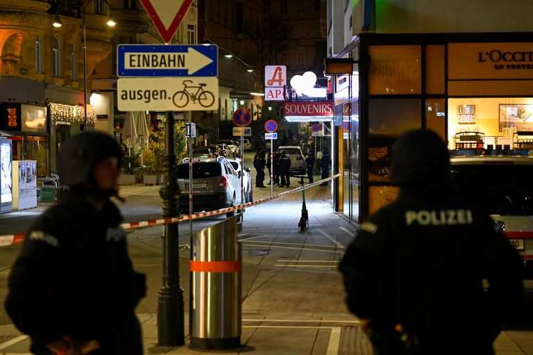 Austria pealinna Viini kuues paigas leidis 2. novembri õhtul aset terrorirünnak. Pildil on politseinikud sündmuskohal.