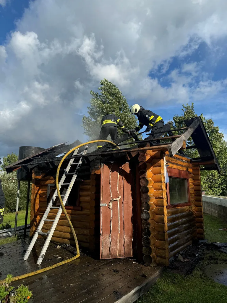 Ulilas süttis pühapäeval palksaun. Päästjad panid põlengule piiri paarikümne minutiga.