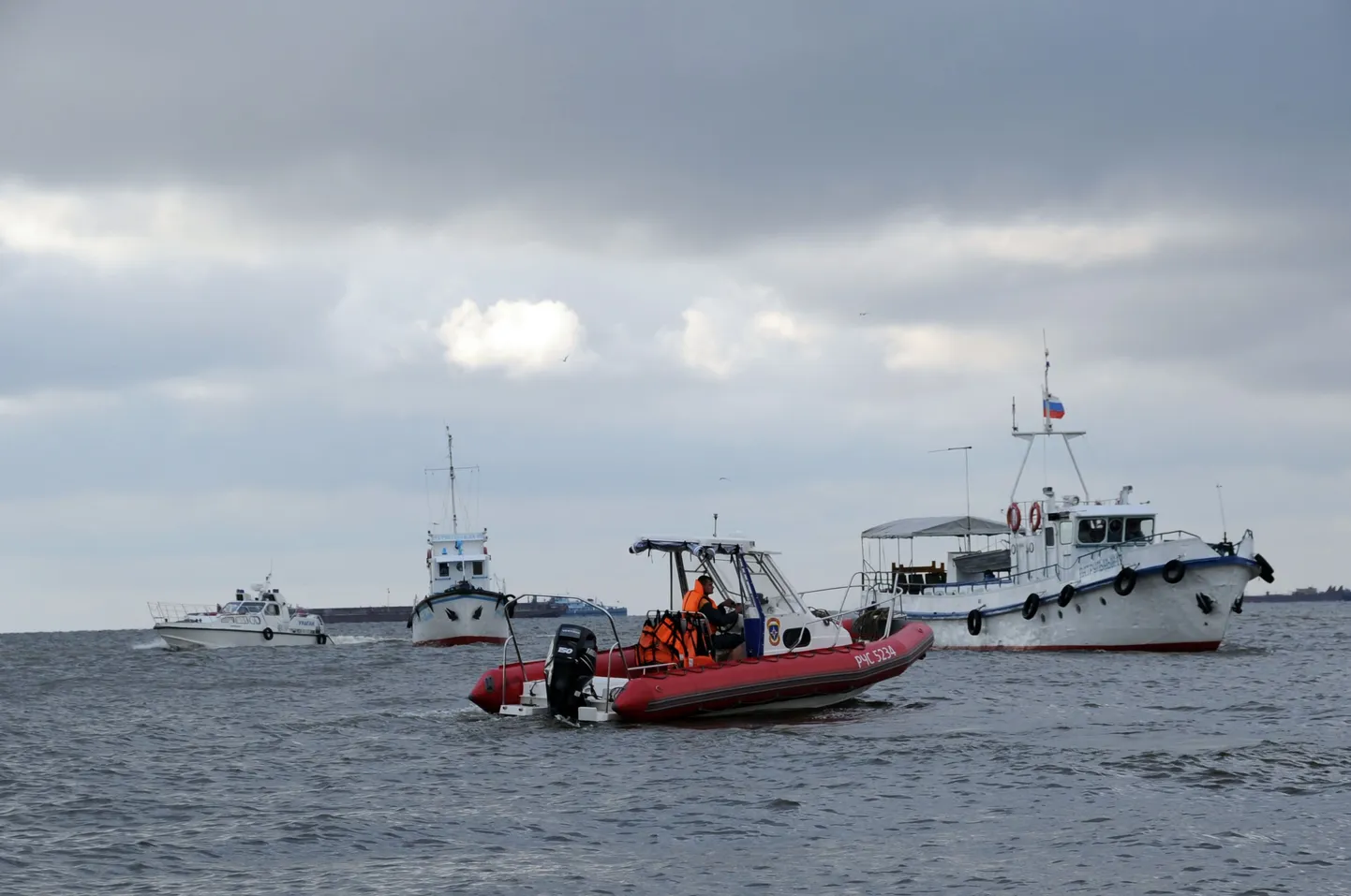 Спасатели работают на Волге, в месте, где затонул теплоход «Булгария».