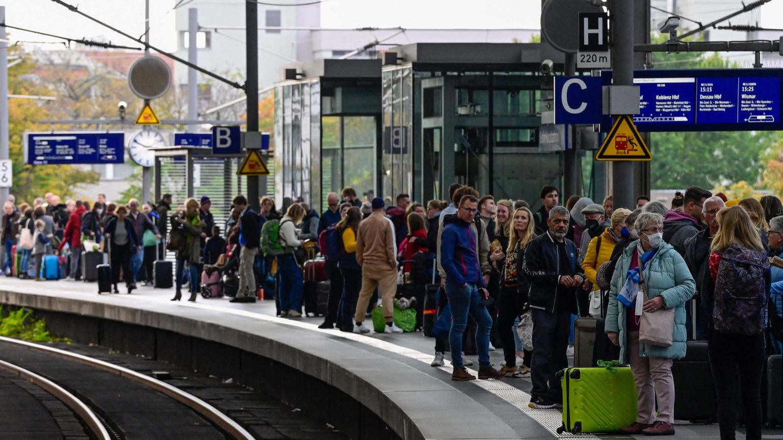 Пассажиры ждут поезда на платформе главного железнодорожного вокзала в Берлине 8 октября 2022 года после серьезного сбоя в работе немецкой железнодорожной сети.