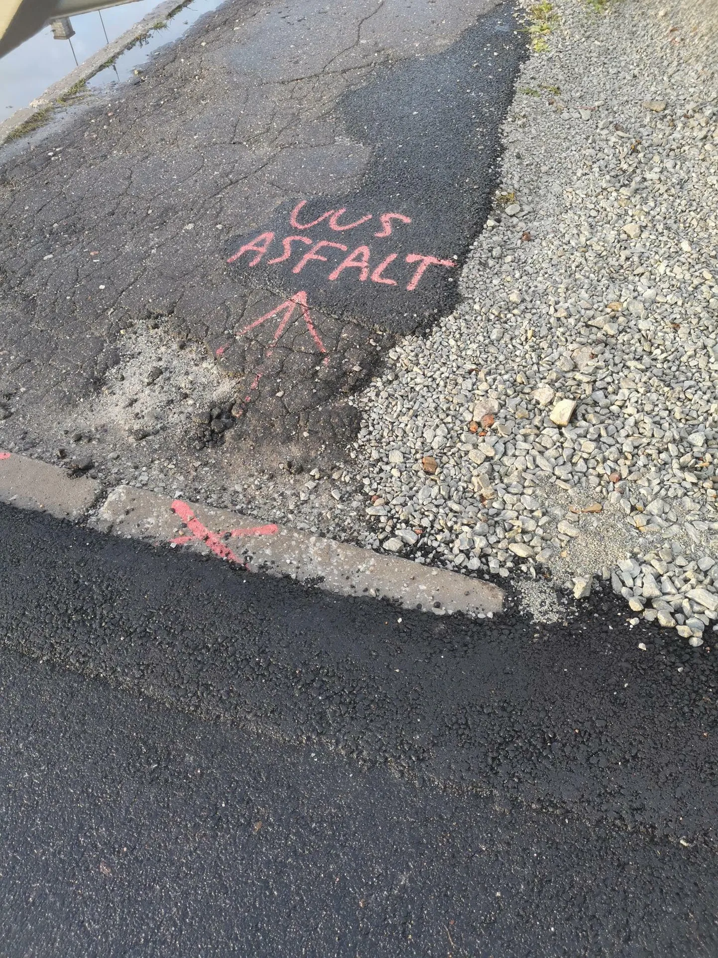 Rakveres Võidu tänaval on kohe aru saada, kus on tänavat parandatud. Noh et inimesed ei arvaks, et tänavaid üldse ei parandata.
