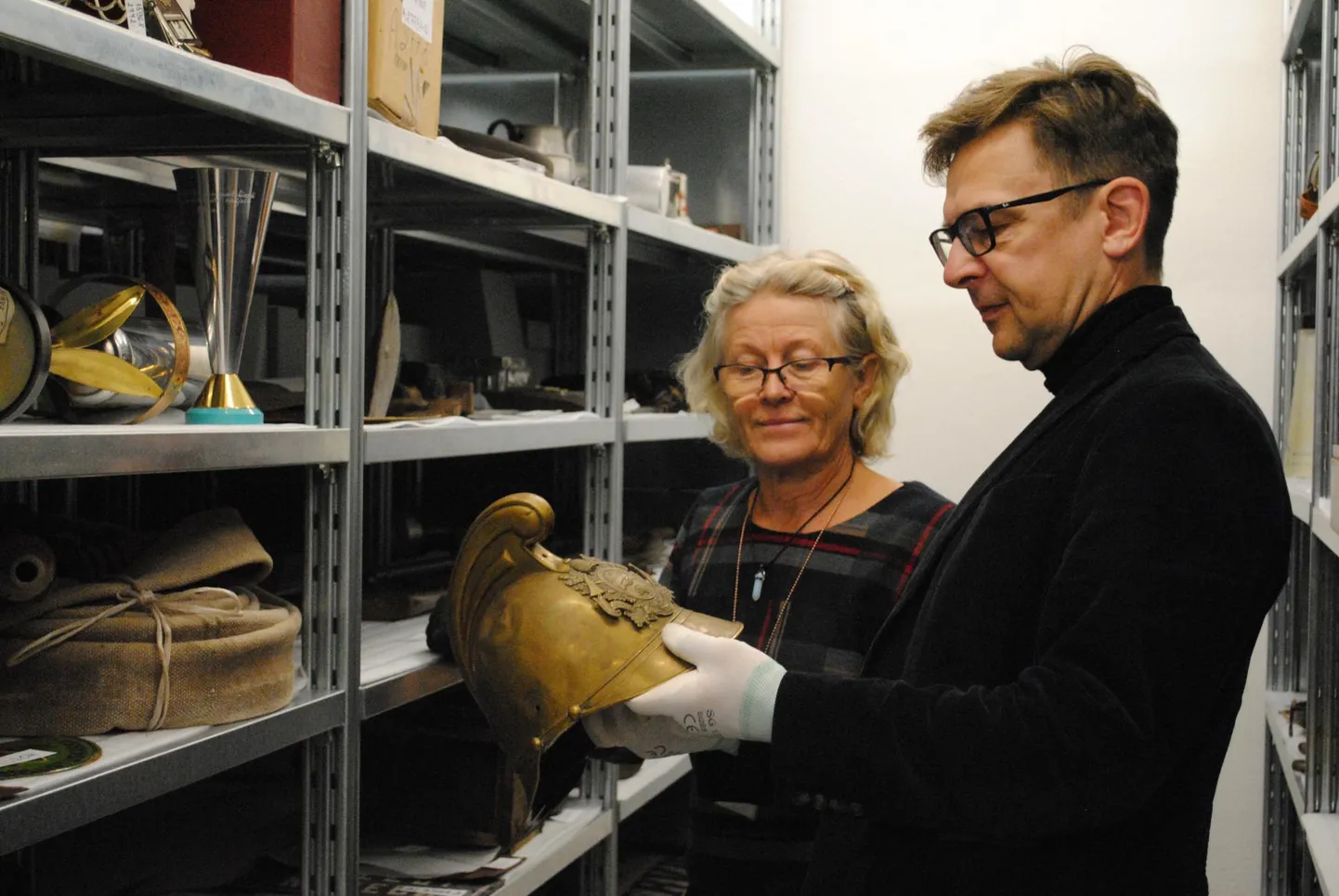 Pärnu muuseumi peavarahoidja Ülli Kont aitab fotokunstnik Andres Adamsonil 160 000 museaali seast huvitavamad välja valida.