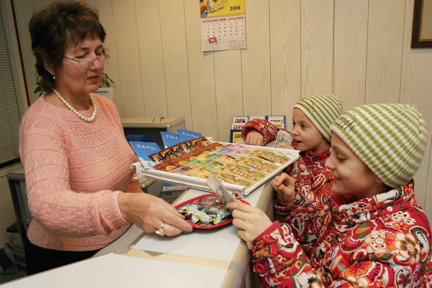 Üheksa-aastased Marit ja Merit Tõnisson küsisid eile kumbki 10-kroonise lotopileti ning esimene neist võitis 15 krooni. Homsest nad lotot enam
osta ei tohi. Viljandi lotopoe müüja Lia Sosi ütles, et paljud lapsed on seni pileteid ostnud ka vanemate palvel. Edaspidi tuleb müüjal noortelt vanuse kindlaks tegemiseks dokumenti küsida, kui tegu pole just silmnähtavalt alla 16-aastaste lastega.
