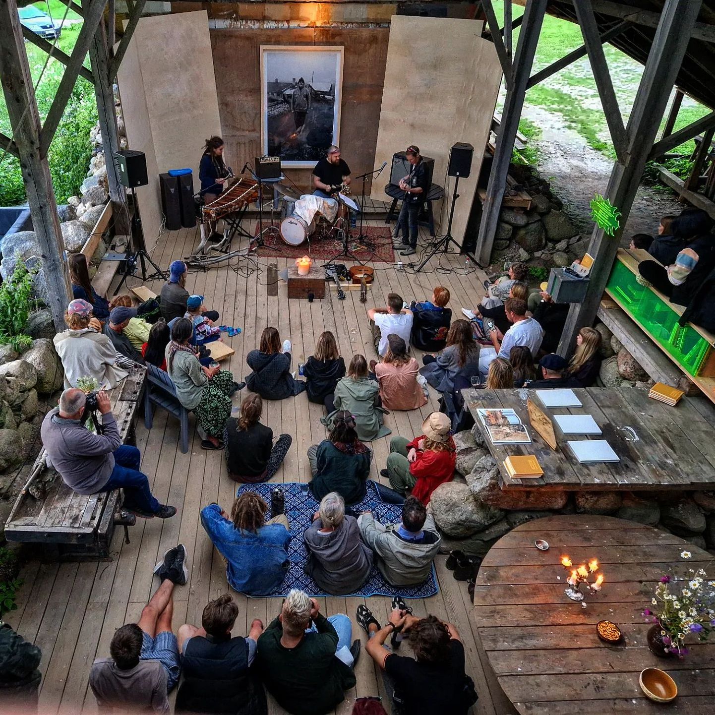 Grupa "Nielsens Lielsiens" muzicē mākslas centrā "Savvaļa" Jaundrustos, aizvadītā gada vasarā