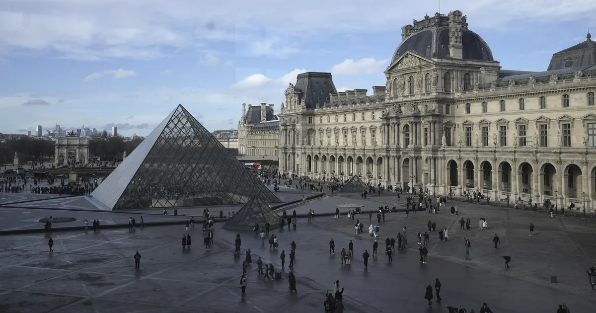 mootorsaagidega röövlid varastasid Louvre’ist juveele, sealhulgas Napoleoni esemeid