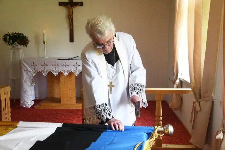 Lippu õnnistas EELK Pärnu praost Tõnu Taremaa.
