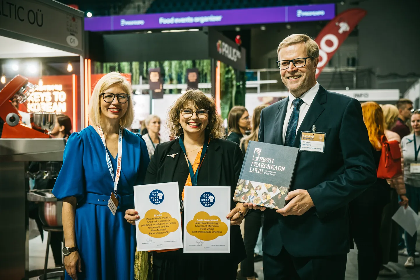 Pildil (vasakult) Eesti regionaal- ja põllumajandusminister Piret Hartman, «Aasta kokaraamat 2024» tiitli võitja Heidi Vihma ja Tallinna Toidumessi peakorraldaja Tiit Sarv.