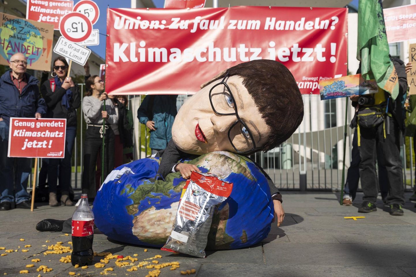 Hiljutistel protestidel kujutati kristlike demokraatide juhti Annegret Kramp-Karrenbauerit kui laiskvorsti, kes ei viitsi kliimaprobleemidega tegeleda. 