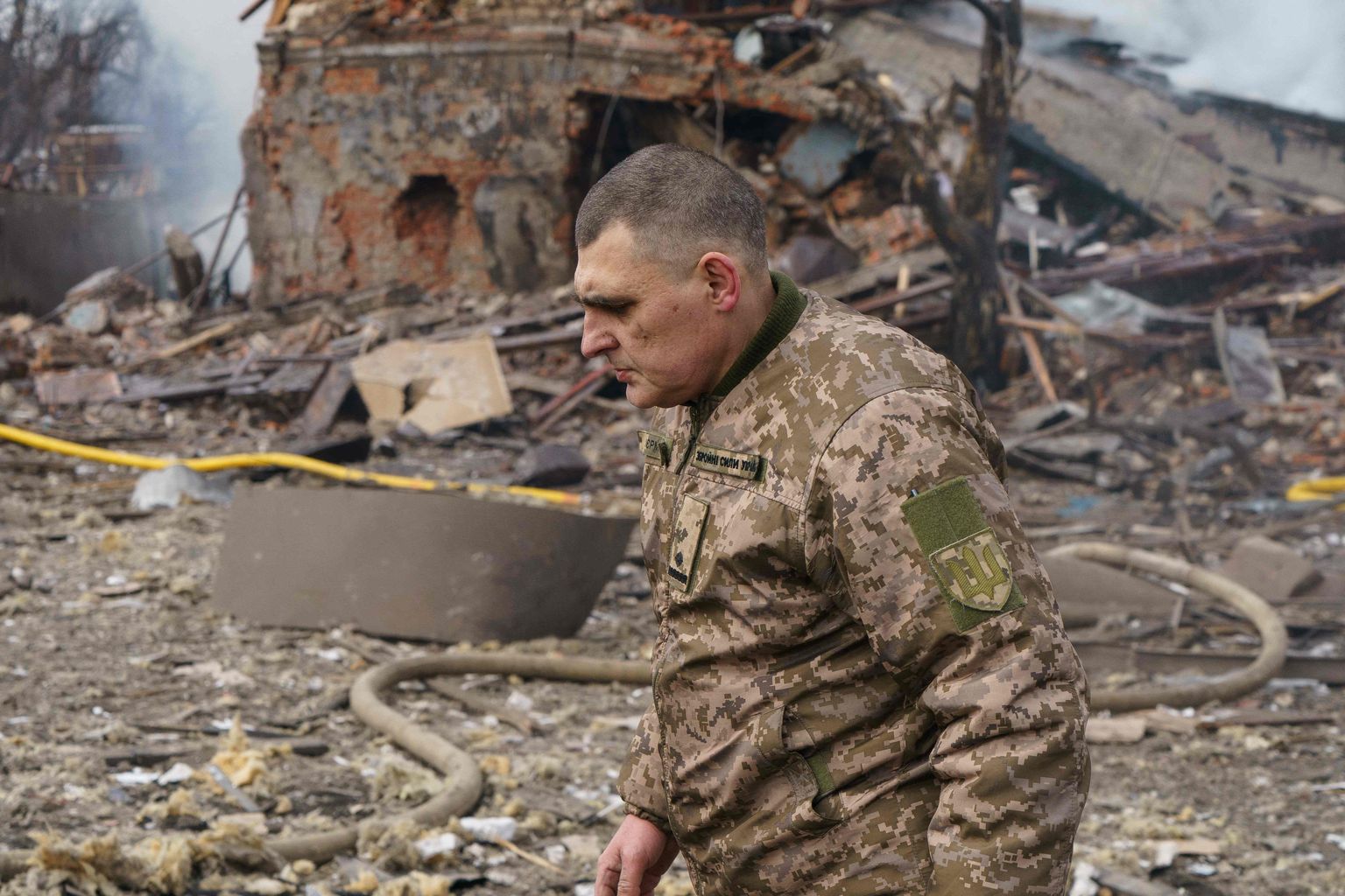 Ukraina armee ohvitser Valentin Jermolenko õhurünnakus tabamuse saanud kingavabriku ees Dnipros.