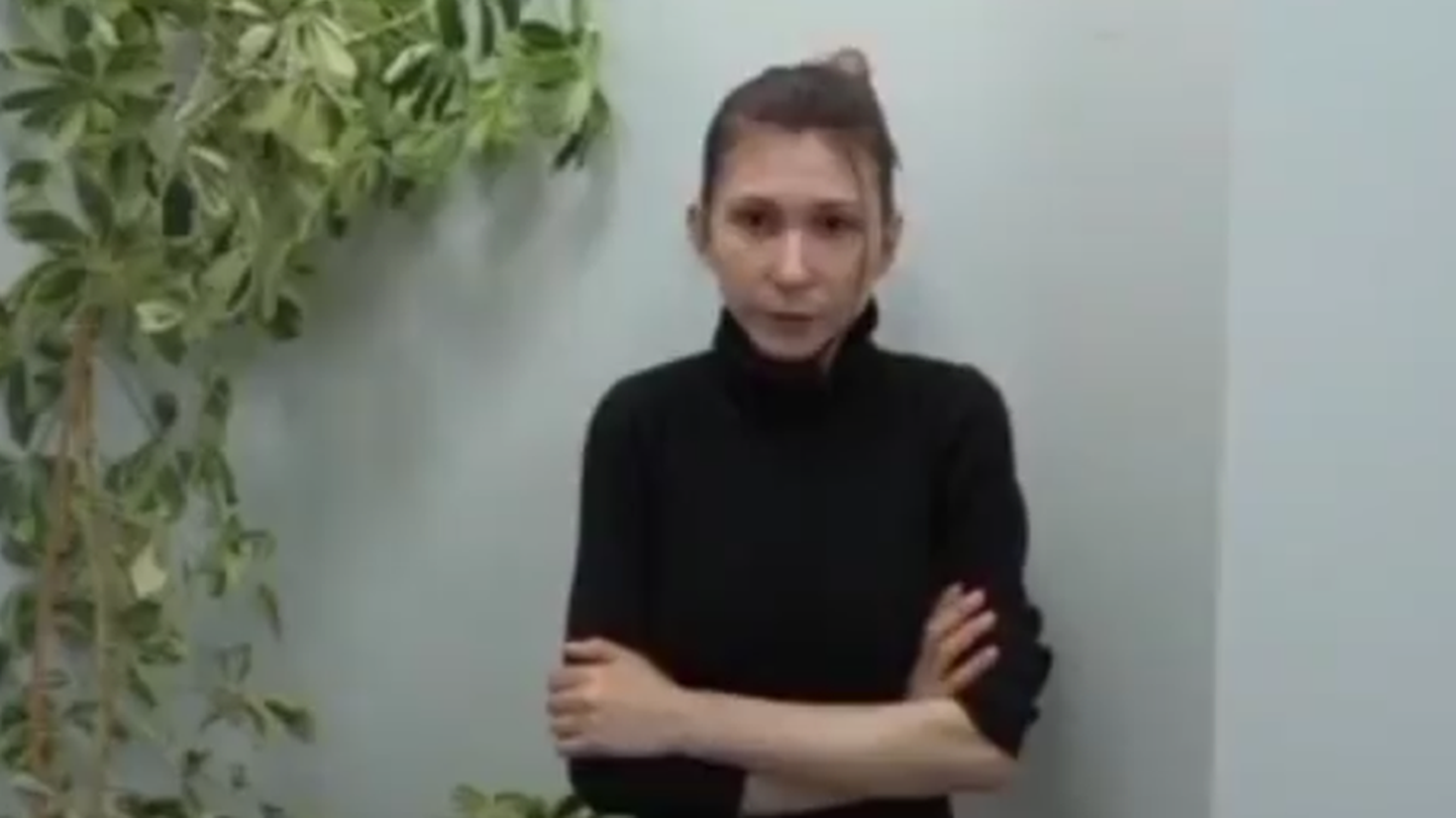 Это кадр из видеоролика, которое появилось в сети сразу после освобождения Виктории Рощиной. В нем она благодарит Россию за спасение ее жизни