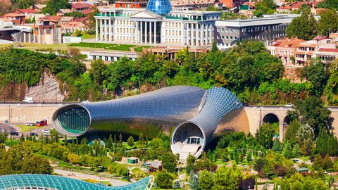 «See on nagu prügimägi!» Päevagi avamata Tbilisi modernne kontsertmaja läheb lammutamisele