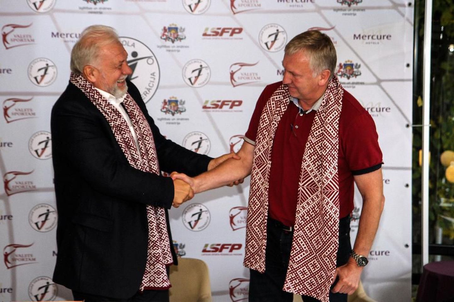 Avo Keel (paremal) koos Läti võrkpalliföderatsiooni presidendi Atis Sausnitisega.
