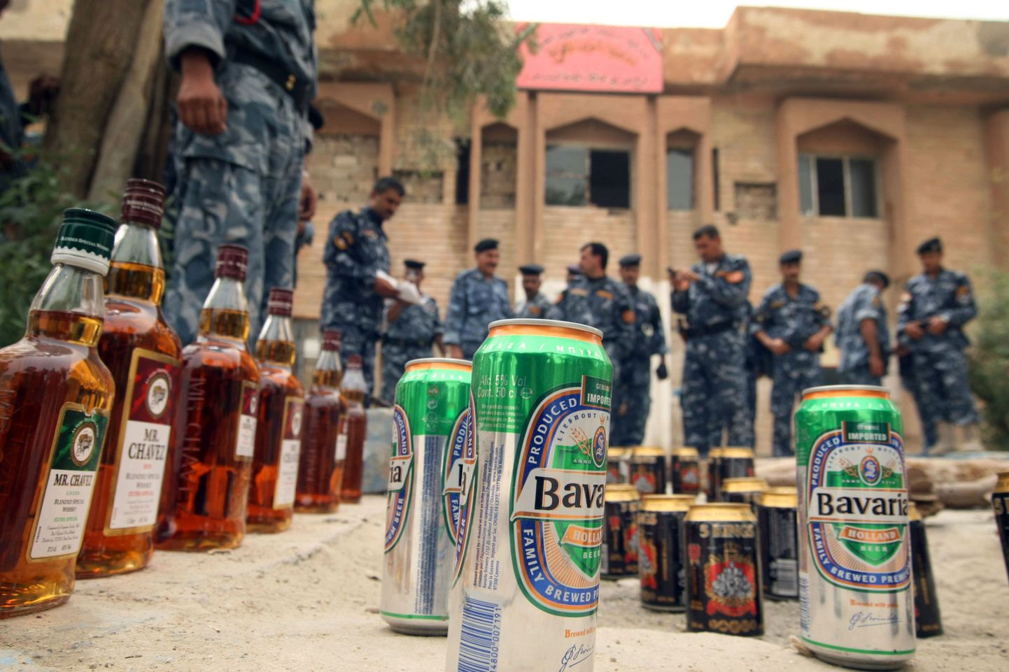 Iraagi politseinikud Iraani piiri lähedalt kätte saadud salaalkoholiga.