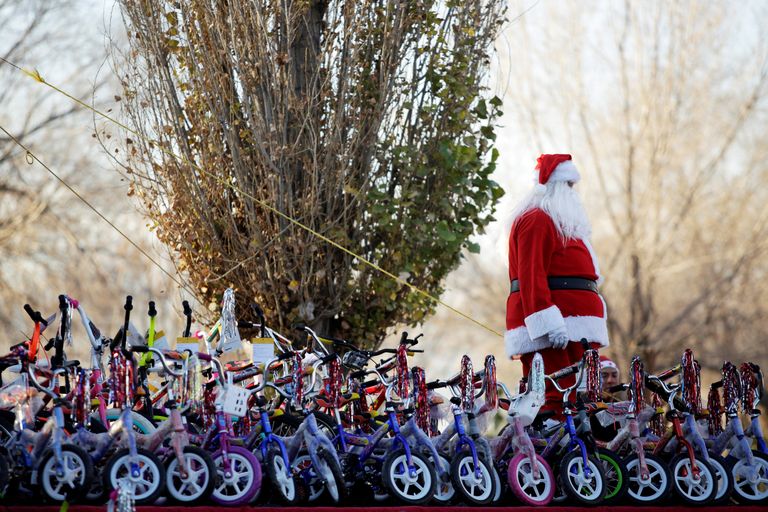 Mehhiko jõuluvana tõi lastele rõõmu jalgratastega.