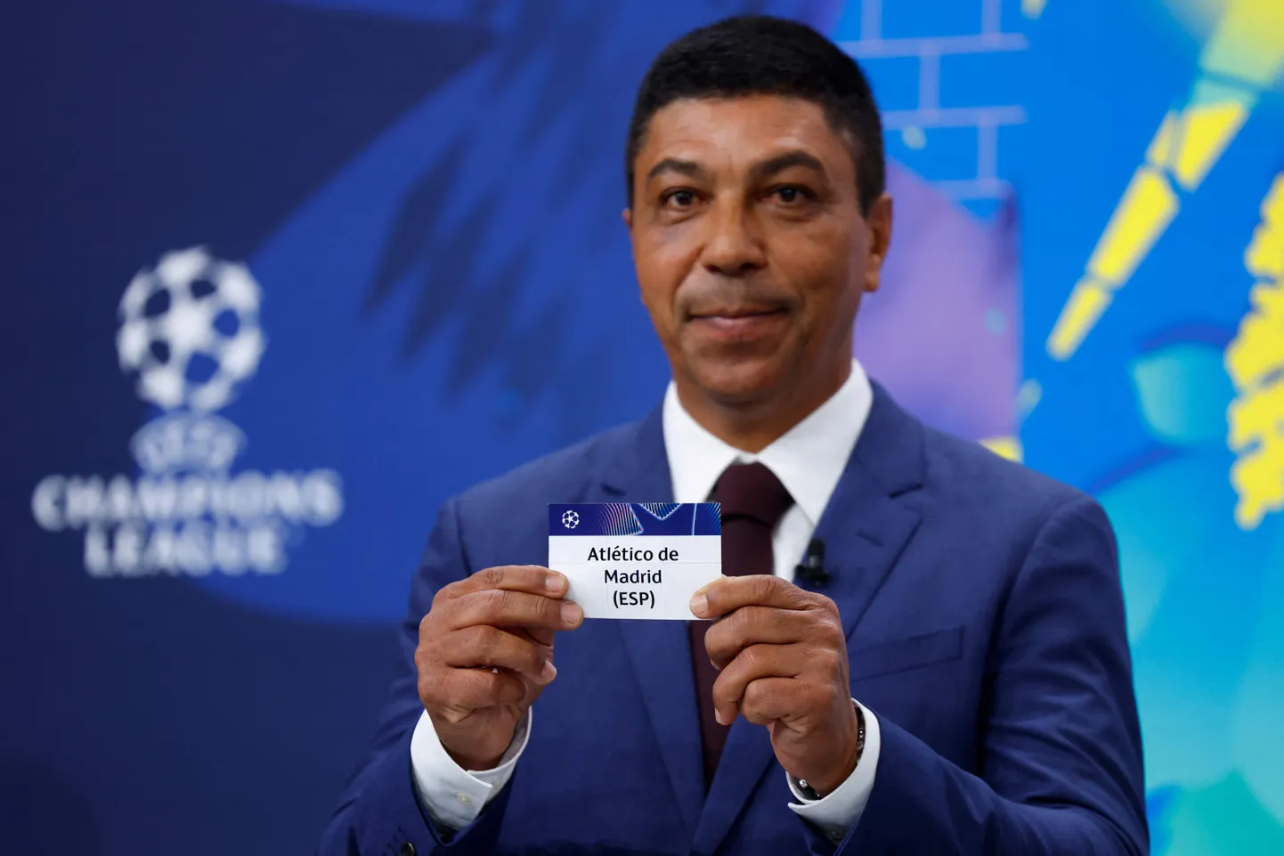 Endine Brasiilia jalgpallur Giovane Elber, kes mängis omal ajal ka Müncheni Bayerni eest, oli loosimisel fortuunaks.
